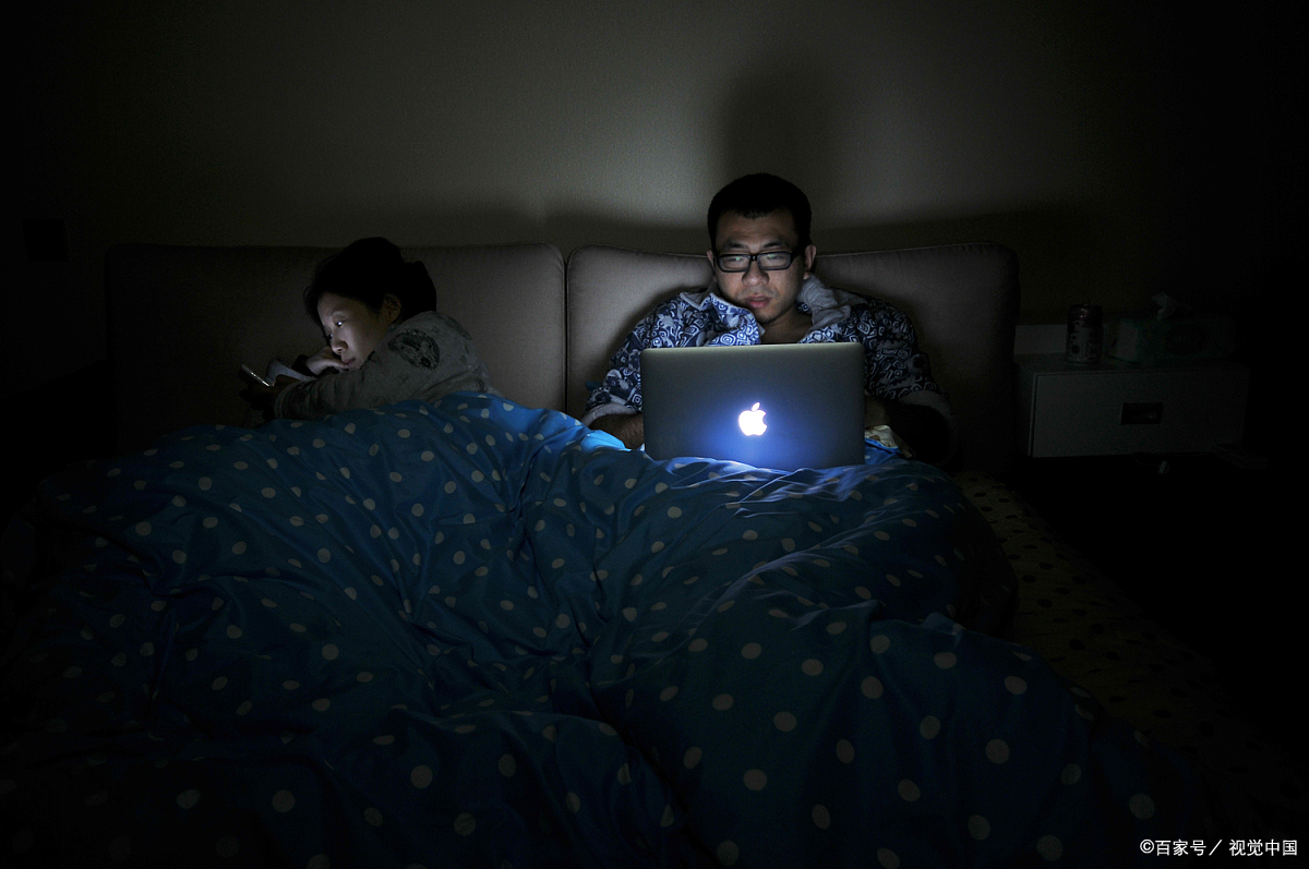 宜晚睡    有人认为夏季后半夜气温下降再睡而第二天晚起可更好地休息